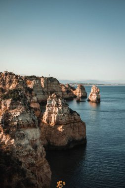 Gün batımında Algarve sahilindeki Ponta da Piedade 'deki etkileyici kaya oluşumları..