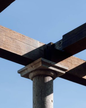 Arka planda mavi gökyüzü olan bir bina sütunu