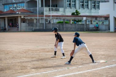 Beyzbol oynayan Asyalı çocuklar. Spor yapan çocuklar.