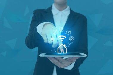 Fütürist teknolojiyi gösteren cep telefonu ekranına basan bir iş kadını