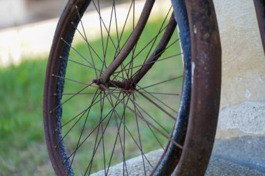 Paslı bir bisiklet tekerleğinin yakın çekimi.