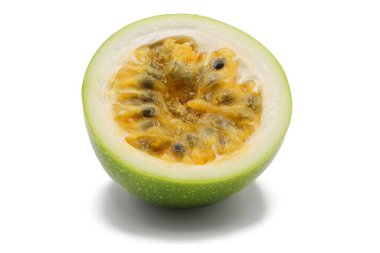 Beyaz arka planda kesilmiş bir maracuja meyvesi