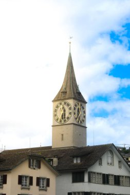 Aziz Peter Kilisesi Zürih ve saat kulesi İsviçre 'de gün ışığı altında.