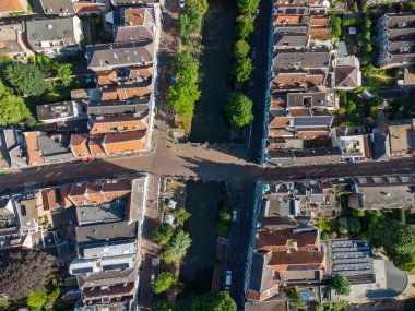 Şehrin çatıları ve caddeleri olan hava manzarası.