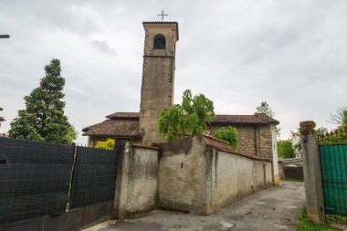 Terno d 'Isola' da bulutlu bir gökyüzünün altında kulesi olan San Donato Kilisesi.