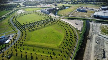 Geniş yeşil çayırların insansız hava aracı görüntüsü.