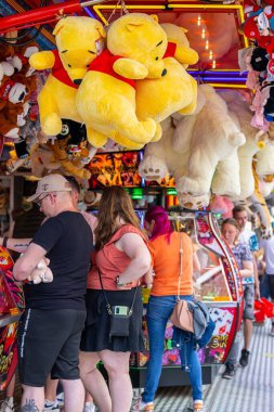 Adil ya da karnaval oyunu oynayanların ödüllü dikey çekimi.