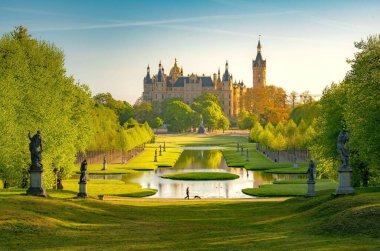 Schwerin Kalesi 'nin arka planına sahip bir parkın güzel bir görüntüsü.