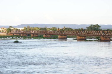 Sao Francisco nehri üzerindeki eski demir köprü.