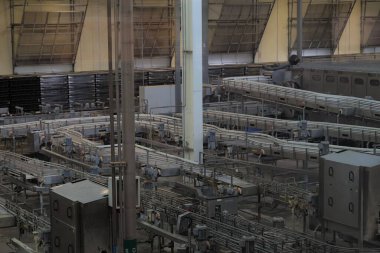 Makineli bir fabrikanın iç kısmının yüksek açılı çekimi.