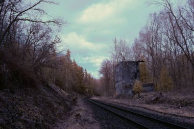 Gökyüzünün altında bulutlu bir manzara fotoğrafı.