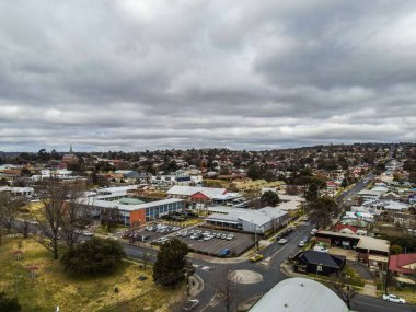 Otomobil parçaları satan Armidale şehrinin hava manzarası yollarda trafik ve bir alışveriş merkezi.