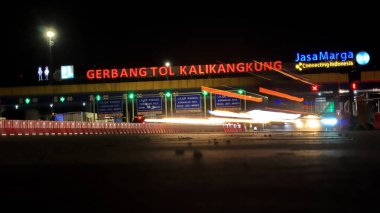 Semarang, Endonezya 'daki aydınlatılmış Toll Kapısı.