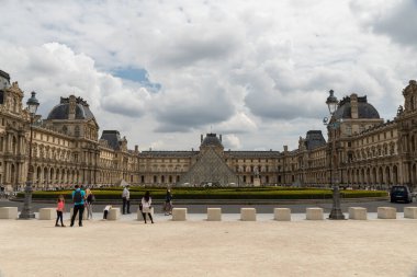 Tarihi Louvre Müzesi 'nin Paris, Fransa' da gezen insanların güzel bir fotoğrafı.