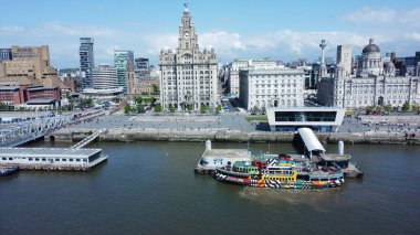 Mersey Nehri 'nin üzerinden Liverpool Pierhead' in Mersey feribotunu gösteren bir fotoğrafı.