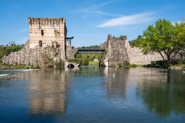 Ruiner Visconti Bridge Reflekterar Vattnet Vid Borghetto Sul Mincio Valleggio — Stockfoto