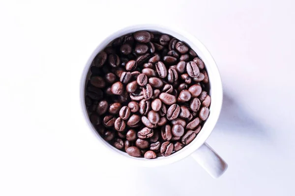 Primer Plano Granos Café Una Taza Blanca —  Fotos de Stock