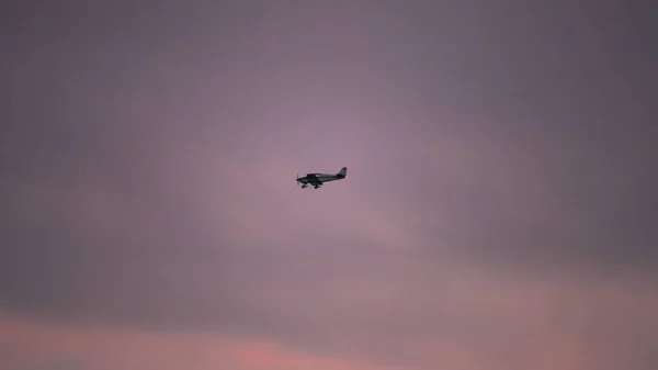 Niski Kąt Strzał Latającego Odrzutowca Purpurowym Zachodzie Słońca Niebo — Zdjęcie stockowe