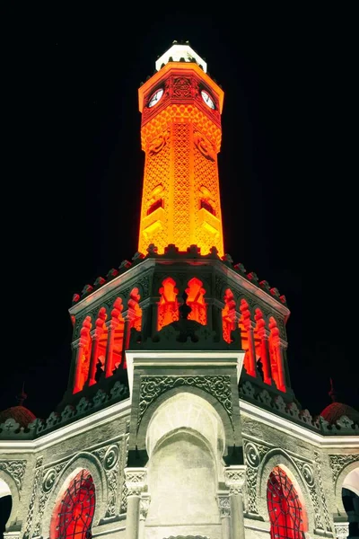 Вертикальный Снимок Экзотического Здания Ночью Оранжевым Красным Огнями Измирская Сторожевая — стоковое фото