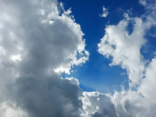 Голубой Фон Неба Плывущими Облаками — стоковое фото