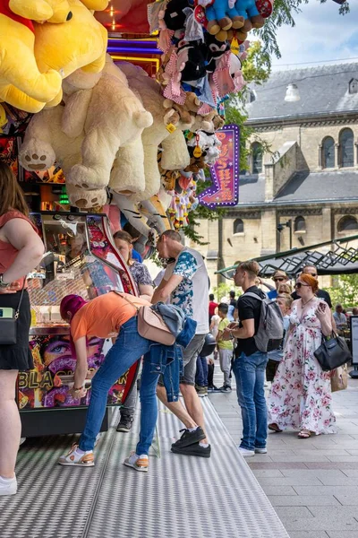 Eine Vertikale Aufnahme Von Menschen Die Ein Jahrmarkt Oder Karnevalsspiel — Stockfoto