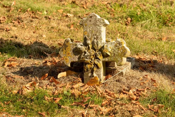 Closeup Broken Cross Memorial Laying Autumn Leaves Quiet Graveyard — Stock Photo, Image