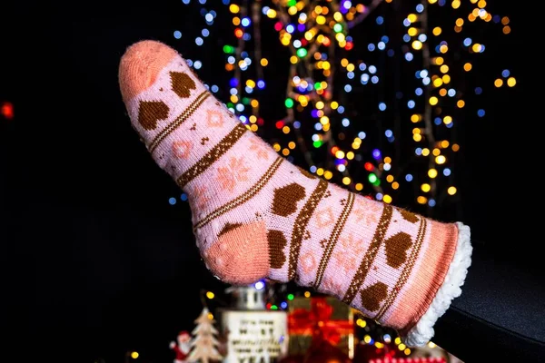 Noel Çorabının Bir Bacağının Yakın Çekimi Bokeh Işıklarına Karşı — Stok fotoğraf