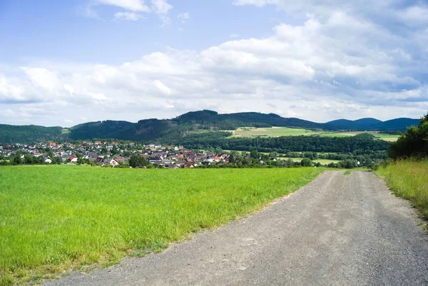 Una Ruta Rodeada Campos Cerca Pueblo — Foto de Stock