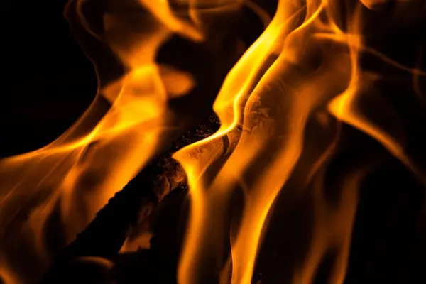 从篝火中燃烧橙色火焰的特写镜头 — 图库照片