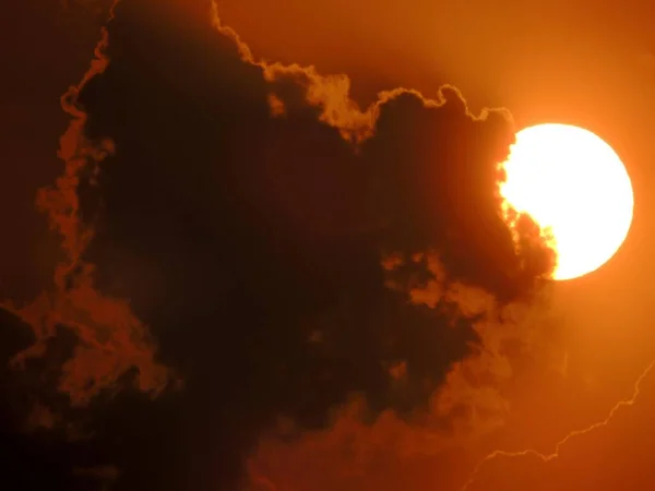 Ardiente Fondo Atardecer Con Sol Brillante Escondido Detrás Nubes Color —  Fotos de Stock