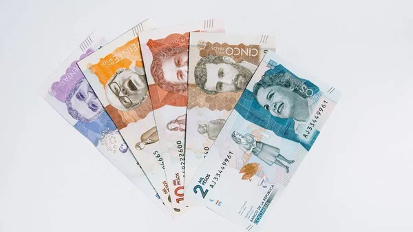 Kolumbijskie Pieniądze Różnych Wyznań Białym Tle Przestrzenią Kopiowania Koncepcja Przedsiębiorstwa — Zdjęcie stockowe