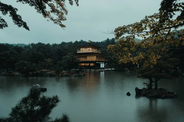 Naturskön Utsikt Över Kinkakuji Gyllene Paviljongen Omgiven Naturen Japan — Stockfoto