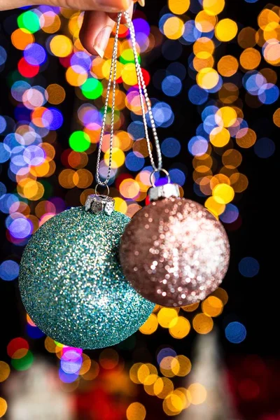 Une Main Humaine Tenant Des Boules Noël Sur Fond Lumières — Photo