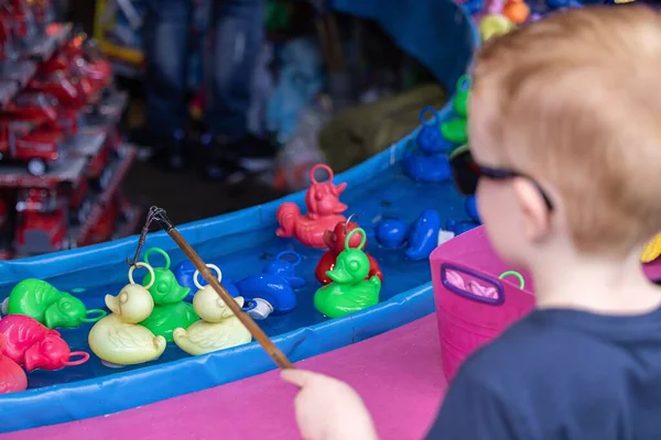 Pojke Med Solglasögon Spelar Ett Ankfiske Minispel Som Heter Hook — Stockfoto