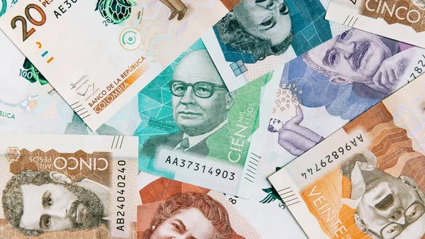 Een Colombiaans Geld Van Verschillende Denominaties Witte Achtergrond Bedrijfsconcept — Stockfoto