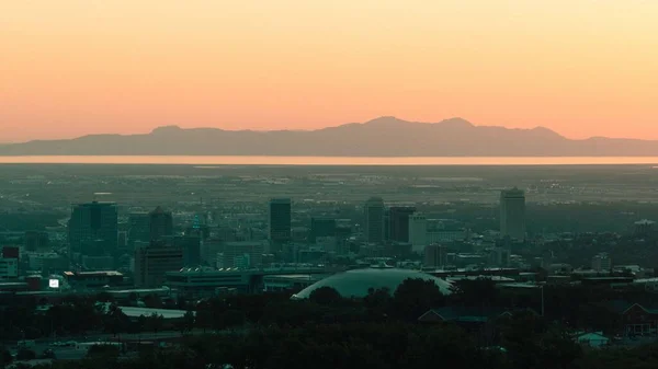 日落时盐湖城与安特洛普岛山脉和大盐湖城的风景 — 图库照片