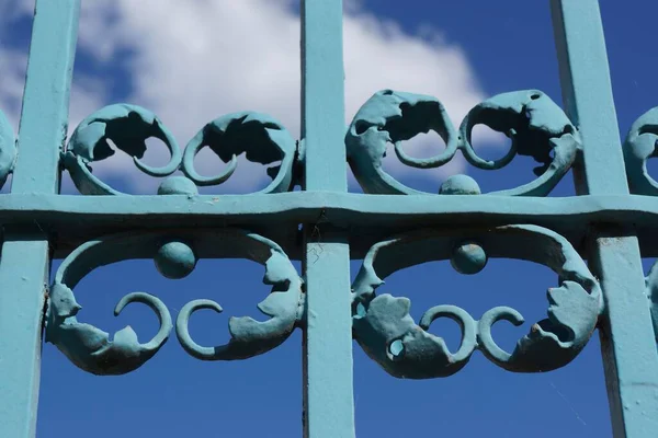 Bad Homburg kalesinde mavi gökyüzüne karşı dövülmüş demir kapının detayları. Genellikle üzerini boyadığım bir sanat eseri. Güzel bir renk ve gölge oyunu.