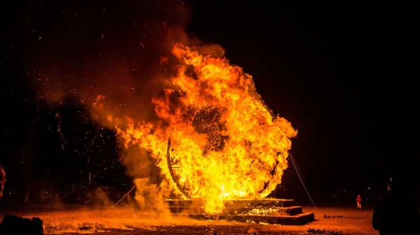 Festival Africain Brûlant Avec Des Flammes Dans Obscurité — Photo