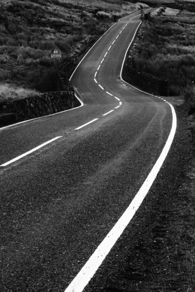 Disparo Vertical Escala Grises Una Ruta Montaña Galesa — Foto de Stock