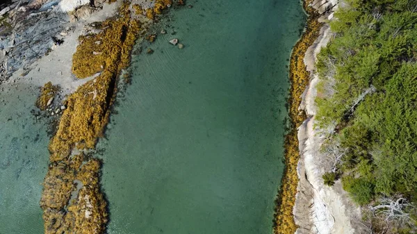 Вид Воздуха Бирюзовую Воду Моря Окружении Скал Скал — стоковое фото