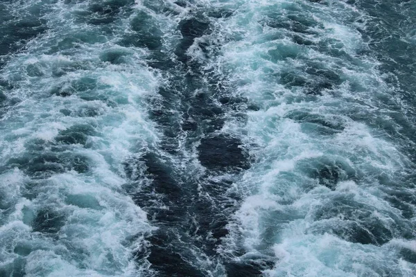 Een Close Van Golven Een Spoor Wateroppervlak — Stockfoto