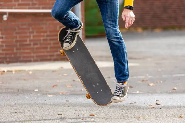 Uma Pessoa Fazendo Kickflip Com Skate — Fotografia de Stock