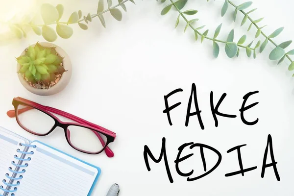 Een Vector Van Conceptuele Bijschrift Fake Media Met Notebook Bril — Stockfoto