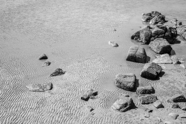 Серый Кадр Скальных Образований Побережье Океана — стоковое фото