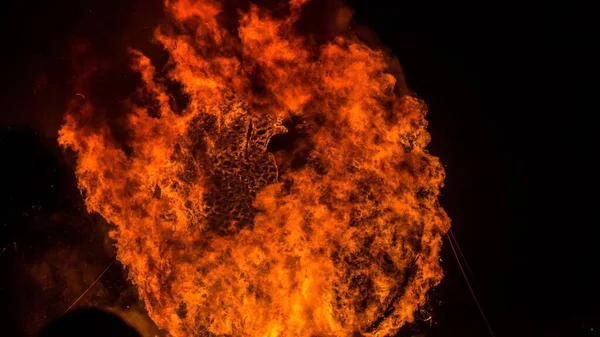 暗闇の中で炎とアフリカの燃える祭り — ストック写真
