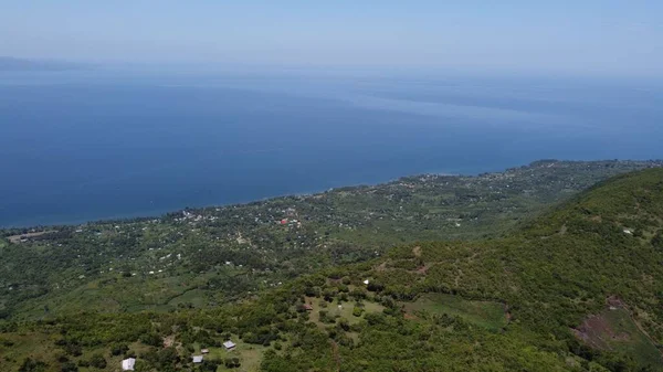 Arka Planda Deniz Olan Yeşil Kaplı Bir Dağın Havadan Görünüşü — Stok fotoğraf