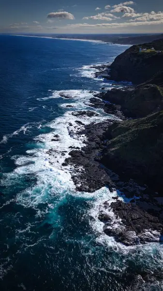 Una Vista Aérea Vertical Las Olas Del Mar Chocando Contra — Foto de Stock
