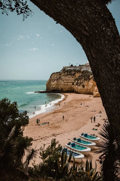 晴れた日にポルトガル南部のアルガルヴェのカルボエイロの海岸沿いの村の美しいビーチ — ストック写真