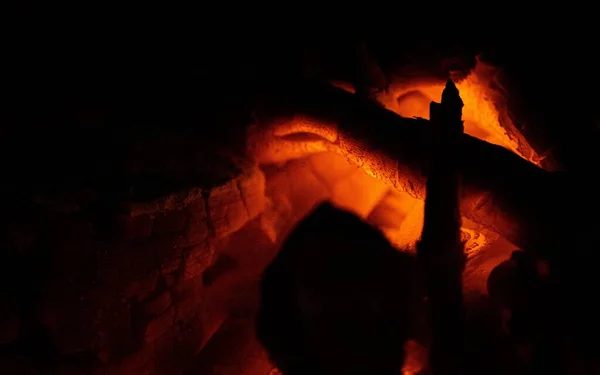 たき火からオレンジの炎を燃焼のクローズアップショット — ストック写真
