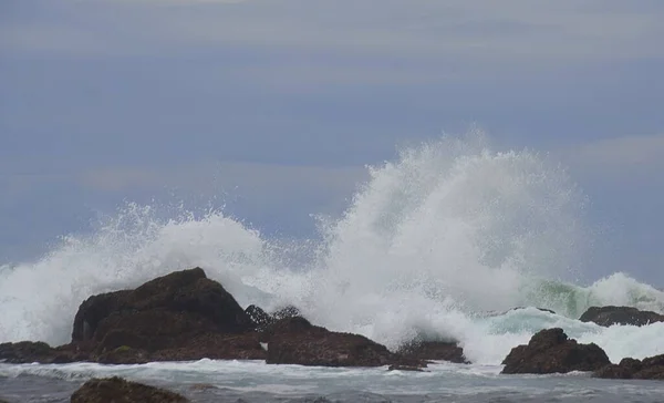 Kayalık Sahildeki Beyaz Dalgalar — Stok fotoğraf